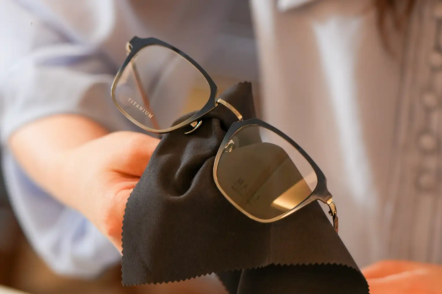 How to clean glasses properly